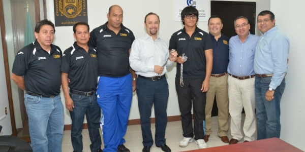 Se re&uacute;ne rector Jaime Valls Esponda con el doble medallista de la Universiada Nacional, Edgar Ashley D&iacute;az Mart&iacute;nez