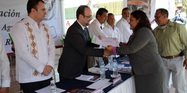 Ante egresados de Ciencias Agron&oacute;micas Demanda rector Jaime Valls Esponda a j&oacute;venes sumar esfuerzos, capacidades y trabajo, para beneficio de Chiapas