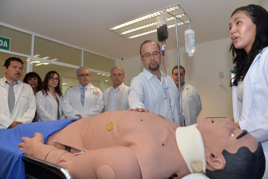 Supervisa el rector de la UNACH el funcionamiento del nuevo equipamiento robótico de la Unidad de Capacitación Médica