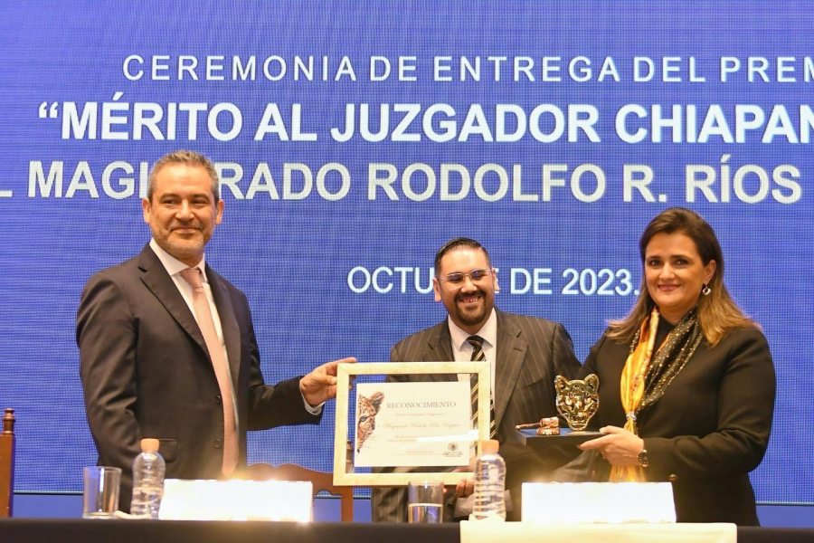 Entregan en la UNACH el premio “Mérito al Juzgador Chiapaneco” al Magistrado Rodolfo Ricardo Ríos Vázquez