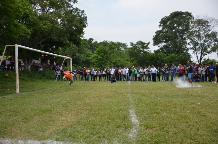 Apadrinan jugadores de Chiapas  Futbol Club  torneo en la UNACH