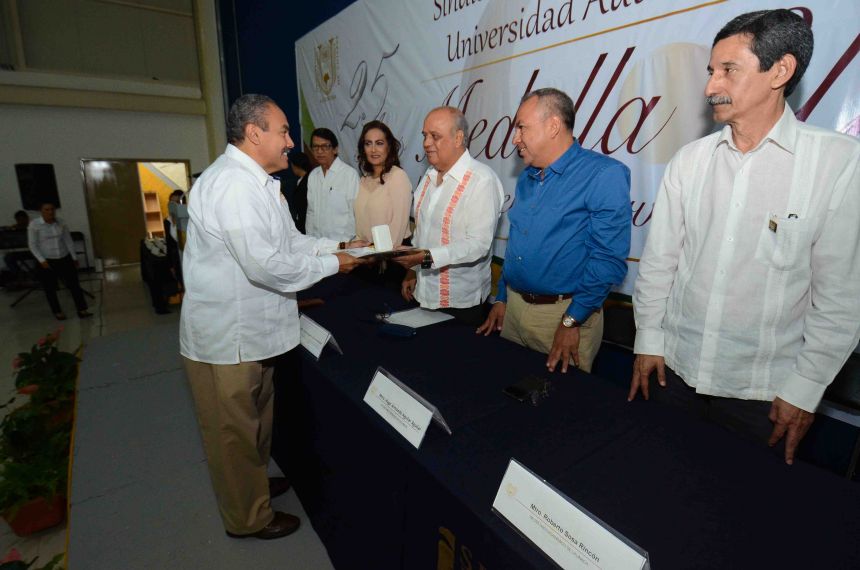 Reconoce UNACH a más de 30 docentes con la Medalla al Mérito en el Servicio Universitario