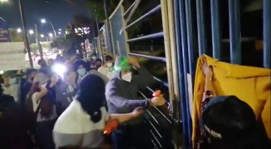 Jóvenes rompen candados de la entrada principal del Campus I de la UNACH