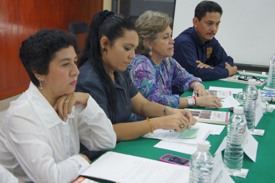 Presentan ante alumnas de la UNACH el libro &quot;Mirada de Mujer frente al 2012&quot;