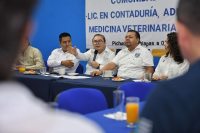 Se reúne el rector Oswaldo Chacón Rojas con la comunidad del Campus de la UNACH en Pichucalco