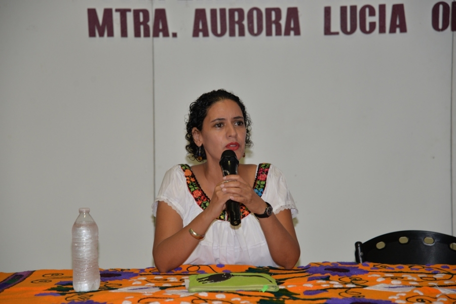 Imparte la titular del CEUNACH, Aurora Lucía Oliva Quiñones, la conferencia El sonido como fuente de conocimiento