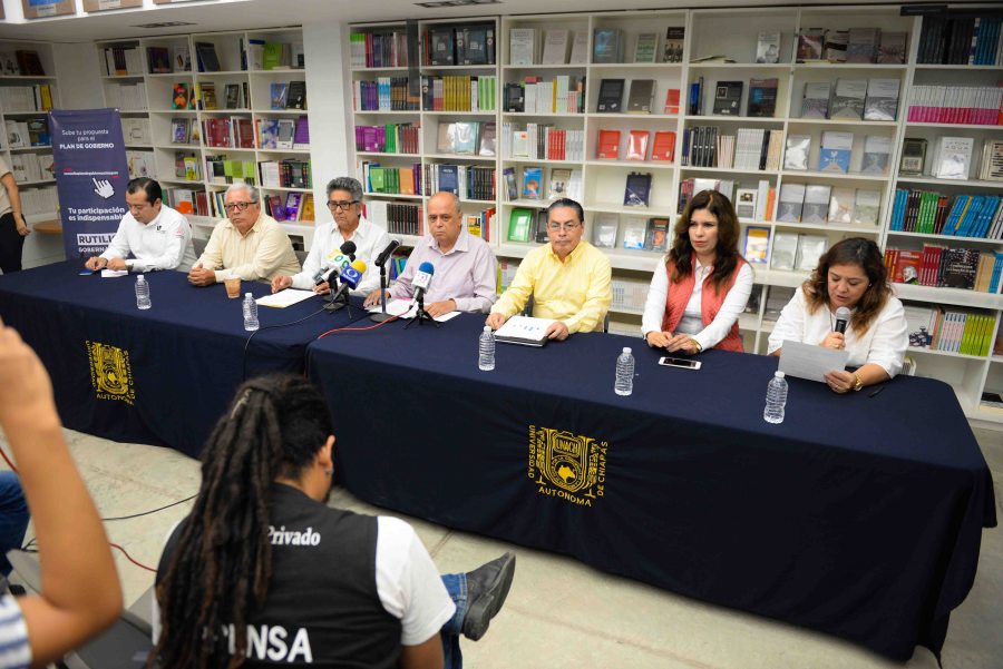 Atiende el Rector de la UNACH, Carlos Eugenio Ruiz Hernández, las peticiones de la comunidad estudiantil de Medicina Humana