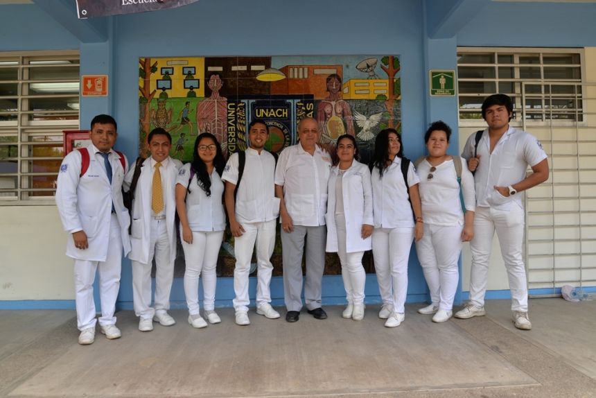 Se reúne el rector de la UNACH, Carlos Eugenio Ruiz Hernández con estudiantes de Medicina Humana del Campus IV