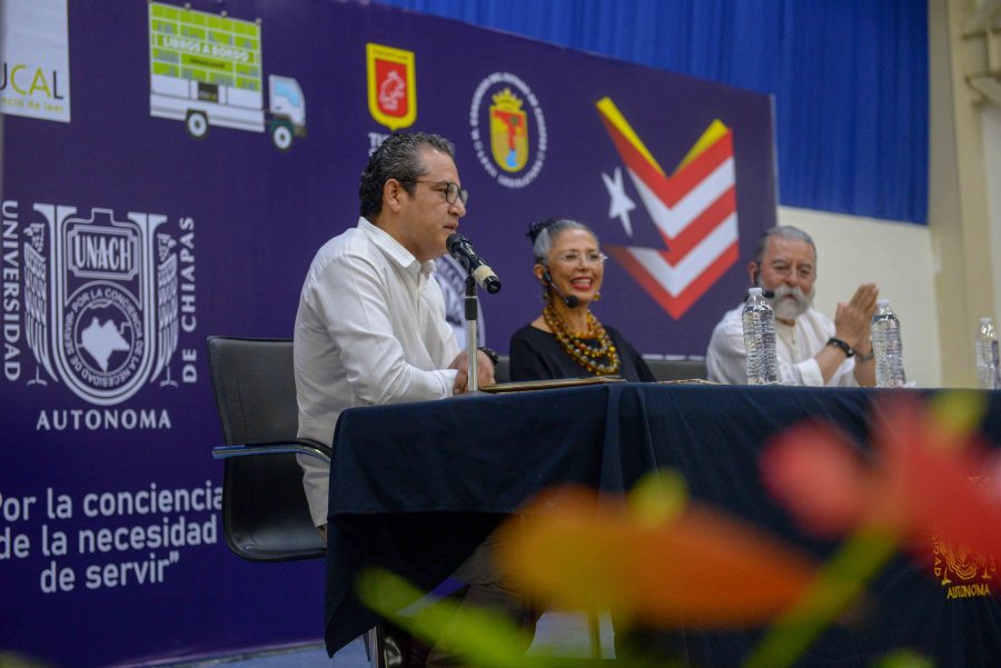 Ofrecen recital poético de la obra Toniná. Una mirada hacia los cuatro rumbos, en la Feria Internacional de la UNACH