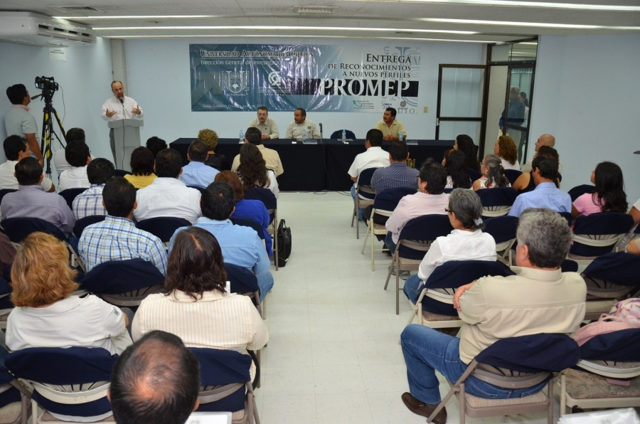 Entrega rector Jaime Valls Esponda reconocimientos a docentes