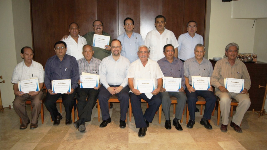 Entrega rector Jaime Valls Esponda reconocimientos a maestros fundadores del Campus IV en Tapachula