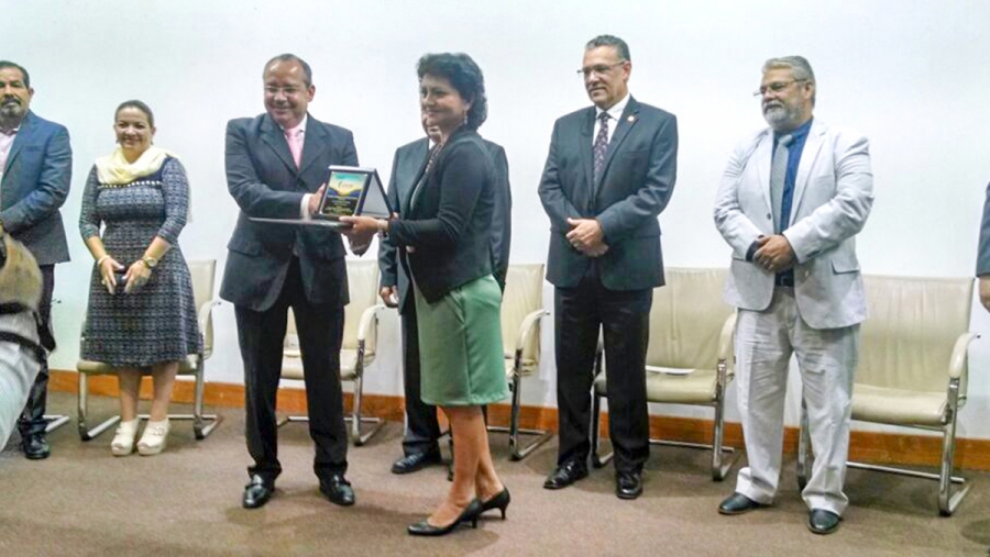 Otorgan Premio Nacional de Servicio Social CISS 2017 a docente de la UNACH