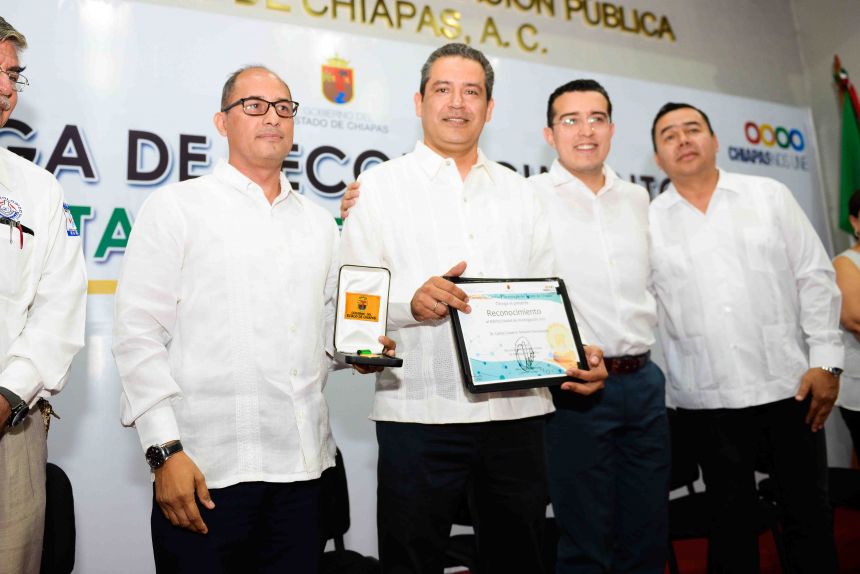 Entregan el Premio al Mérito Estatal de Investigación 2017 a integrante de la comunidad UNACH