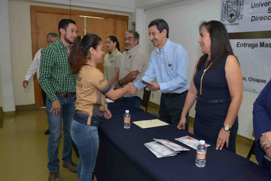 Entregan más de mil Tarjetas Universitarias Inteligentes a alumnos de nuevo ingreso de la UNACH