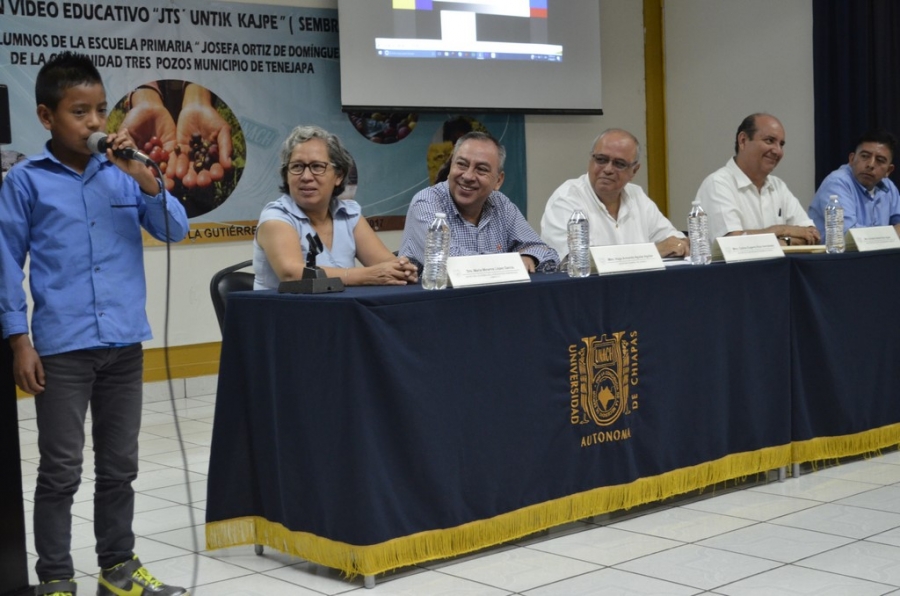 Desarrollan docentes de la UNACH proyecto con menores y pobladores del municipio de Tenejapa