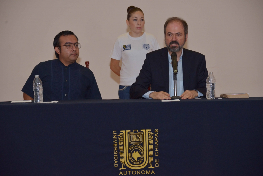 Presenta en la UNACH escritor y periodista Juan Villoro libro sobre relatos personales