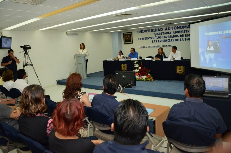 Extiende UNACH sus vínculos con los egresados para conocer su desarrollo profesional