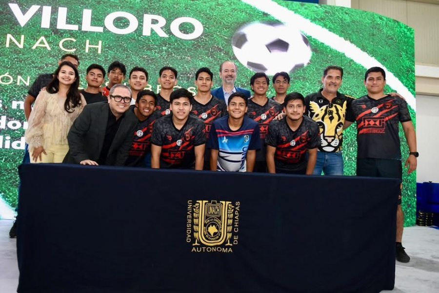 Jóvenes de la UNACH sostienen un encuentro con el escritor Juan Villoro