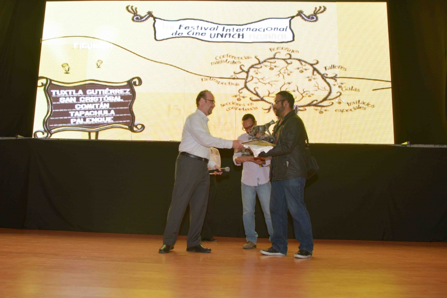 Entrega rector Jaime Valls Esponda premios a ganadores del Primer Festival Internacional de Cine de la UNACH