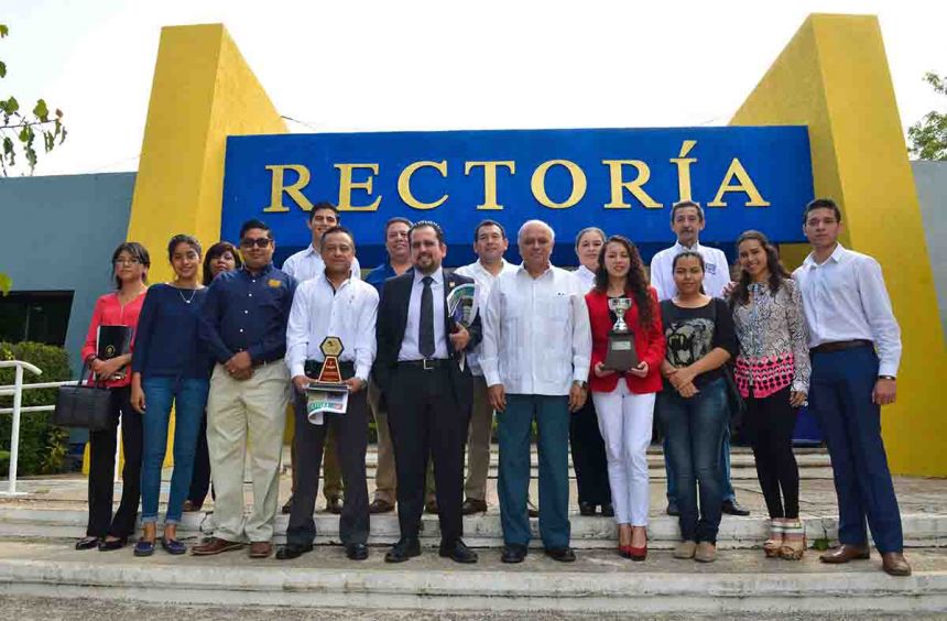 Obtienen alumnos de la UNACH premios en competencias en materia de Derecho realizadas en la Ciudad de México y en Chiapas