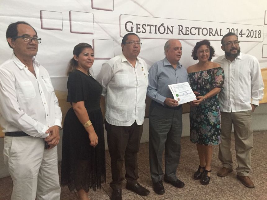 Recibe el rector de la UNACH, Carlos Eugenio Ruiz Hernández, reconocimiento por parte de médicos generales y familiares