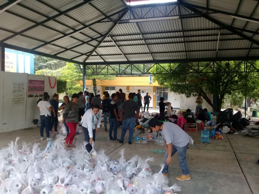 Entrega comunidad UNACH apoyos a los damnificados por el sismo en Jiquipilas