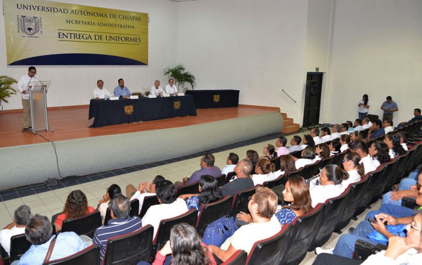 Autoridades de la UNACH entregan uniformes a trabajadores universitarios del Campus IV