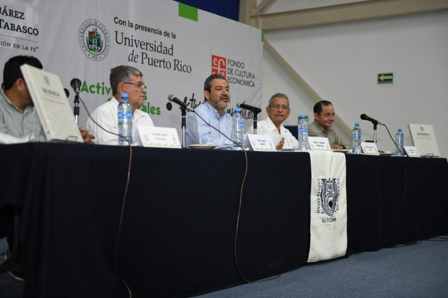 Presentan en la FIL UNACH 2002  el libro Memorias Universitarias. Imágenes del pasado y voces del presente