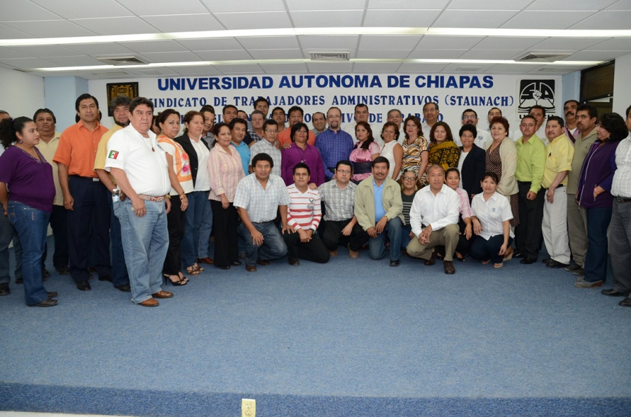 Firma Rector Jaime Valls Esponda Contrato Colectivo con trabajadores administrativos de la UNACH