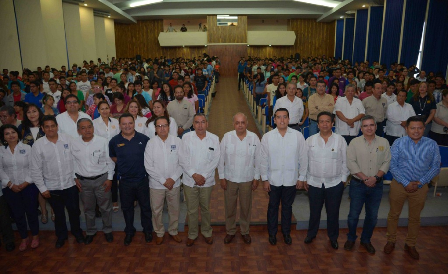 Rector de la UNACH pide a estudiantes conducirse con valores