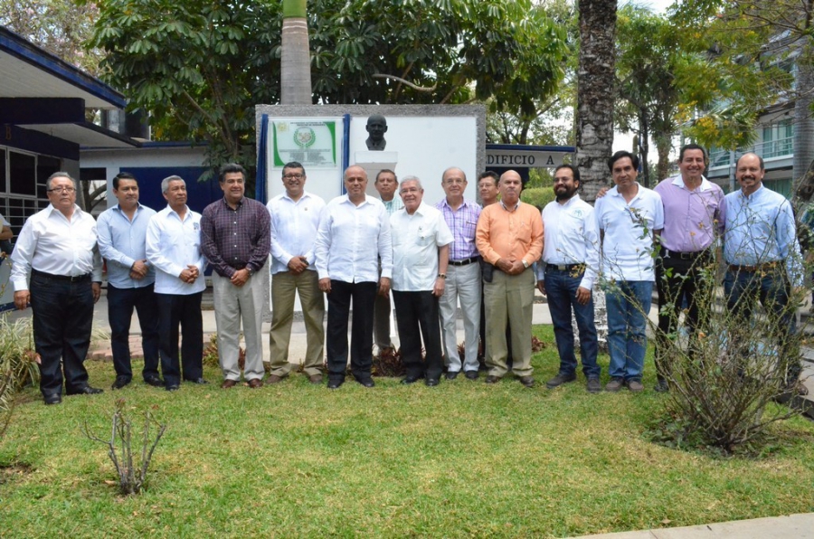 Develan placa que conmemora los 50 años de las actividades académicas de la Facultad de Ingeniería de la UNACH