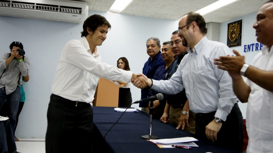 Distinguen a jóvenes universitarios del Servicio Social Comunitario con el Premio Carlos Maciel Espinosa