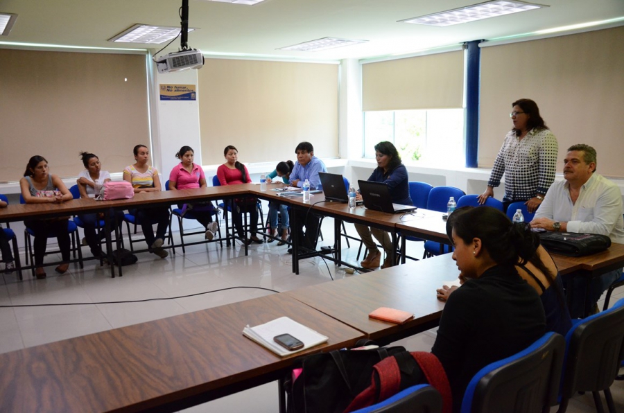 Imparte INCUBO-UNACH taller a jóvenes con deseos de desarrollar su propia empresa 