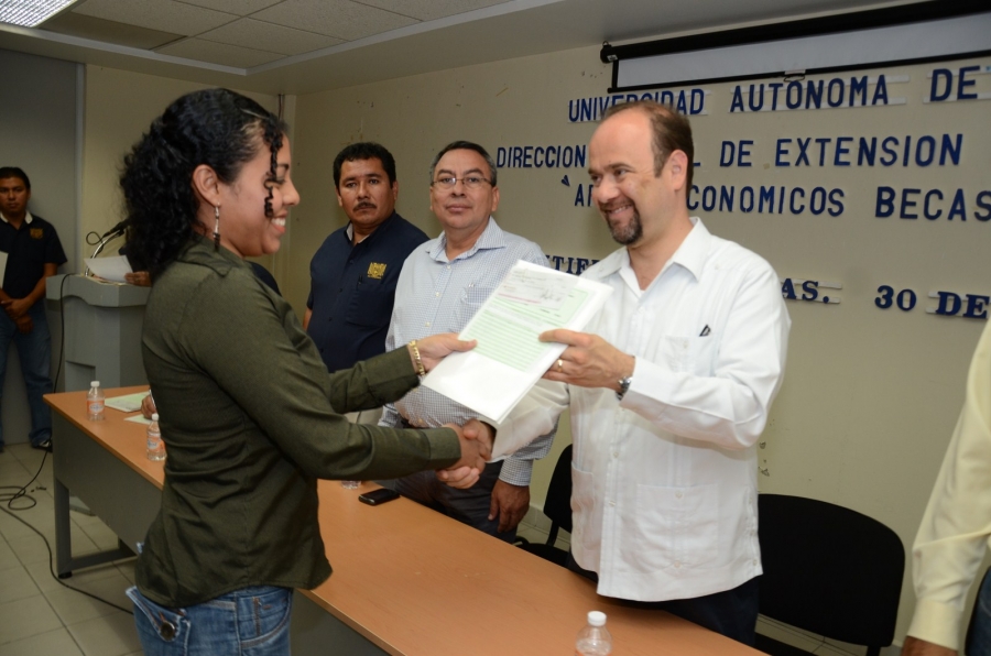 Entrega rector Jaime Valls Esponda becas de vinculación empresarial a alumnos de diferentes Campus de la UNACH