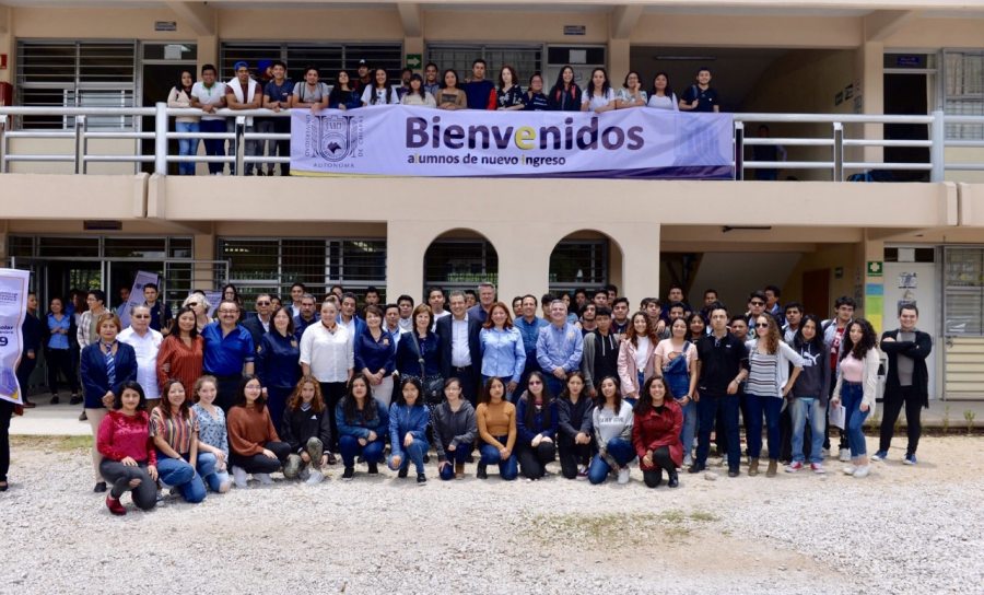 Da rector de la UNACH bienvenida  a los alumnos de nuevo ingreso en el Campus San Cristóbal de Las Casas