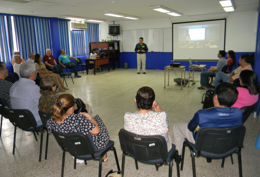 Capacitan a docentes para atender  de manera integral a universitarios