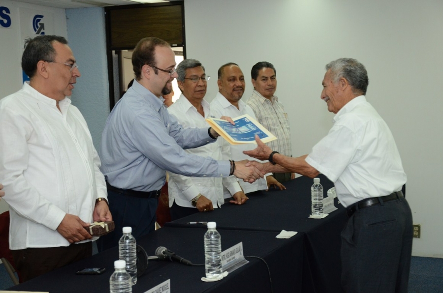 Reconoce rector Jaime Valls labor de trabajadores con más de 25 años en el Sistema Bibliotecario de la UNACH