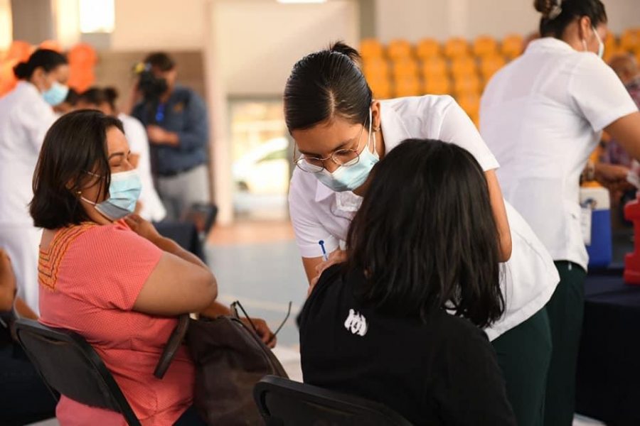 Vacunan a más de 52 mil personas contra el COVID-19 en sedes de la UNACH