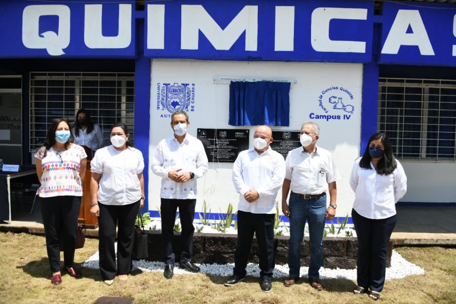 Develan placa de acreditación de la Licenciatura en Químico Farmacobiólogo que se imparte en la UNACH