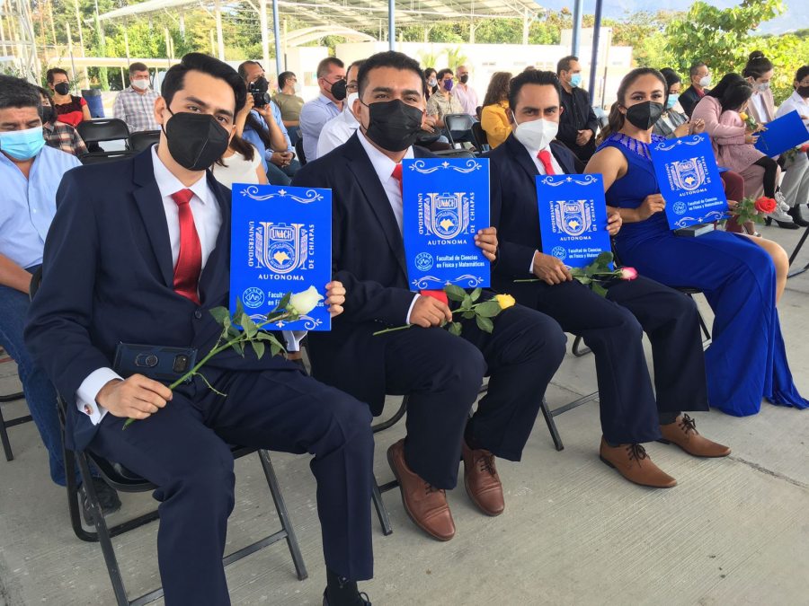Celebra graduación de estudiantes de la Facultad de Ciencias en Física y Matemáticas de la UNACH