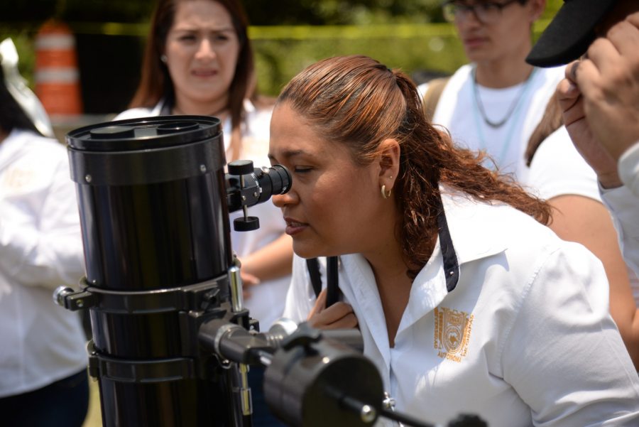 Cientos de personas observan el eclipse solar en la UNACH