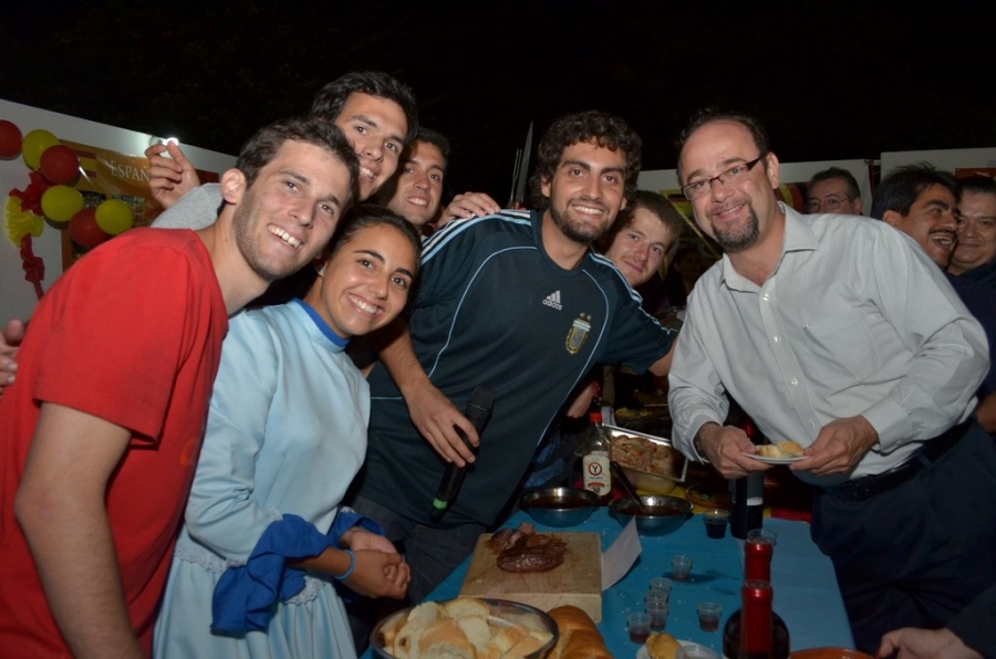 Exponen estudiantes de intercambio riqueza gastronómica de seis países en Teatro Hundido de la UNACH