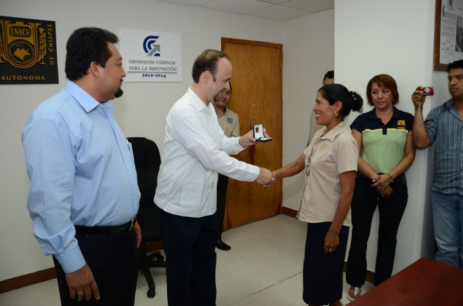 Cumple UNACH con entrega de finiquitos a trabajadores administrativos jubilados