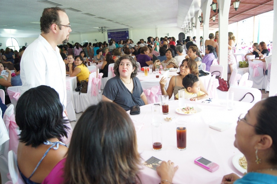 Celebran a madres docentes y administrativas de la UNACH  