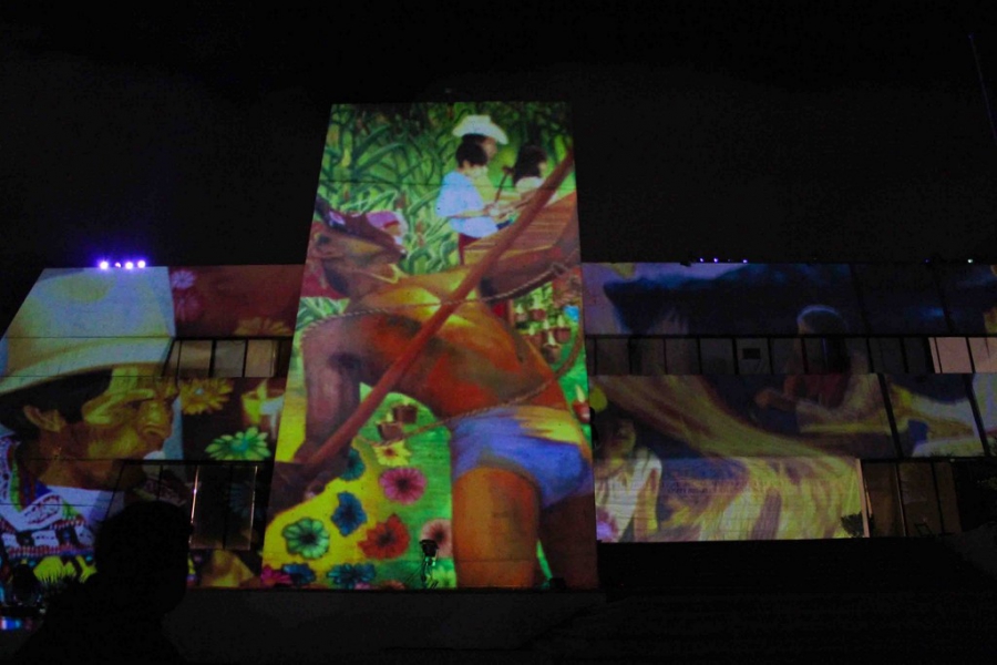 Exhiben video mapping de la historia de la UNACH en fachada de la Biblioteca Central Universitaria