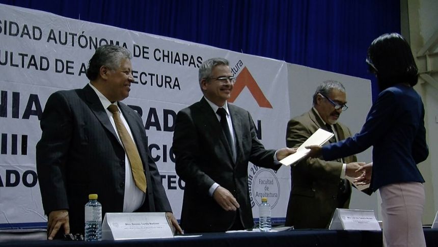 Egresan con título en mano, más de 90 profesionistas de la Licenciatura en Arquitectura