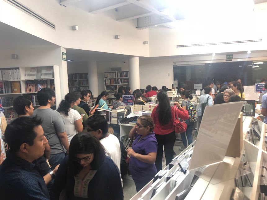 Gran éxito del Bazar Nocturno de la Librería del FCE-UNACH