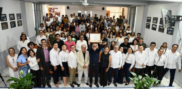 Entregan segunda acreditación nacional a la Licenciatura en Filosofía que se imparte en la UNACH