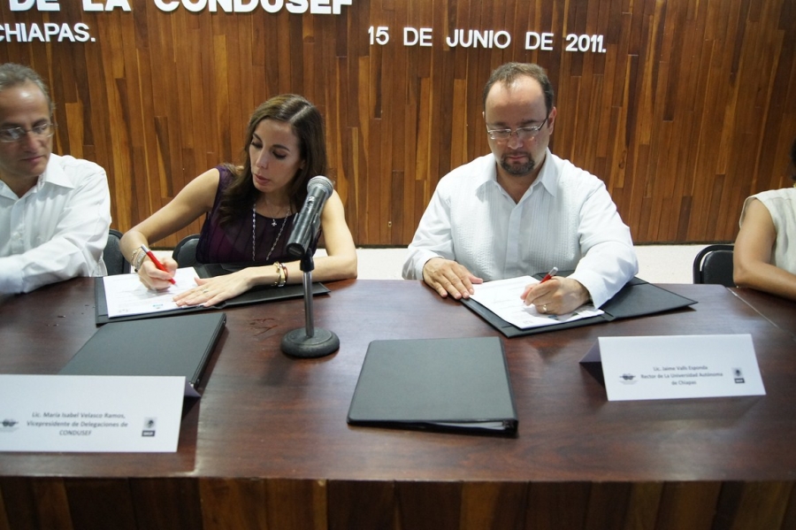 Firman UNACH y CONDUSEF convenio de colaboración 