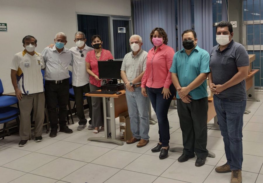 Entrega Patronato de la Facultad de Negocios de la UNACH  equipos de cómputo en beneficio de la comunidad estudiantil